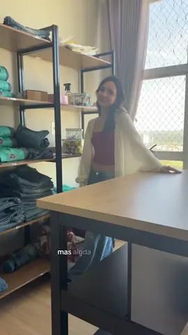 P2 montando o escritório da minha loja na casa dos meus pais 🤏🏻🤏🏻 Já começou a ficar do jeitinho que eu tava imaginando… ##lojaonline##empreendedorismo##calça##familia##roupasfemininas##roupas