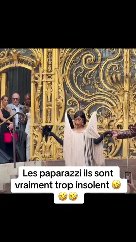 «C’est quoi l’autre en bleu derrière la »