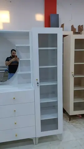 اذا تاخذين بس هذا الميز مع اللوكر بعد حته ماتحتاجين غرفه ولا كنتور يحتوي على 8 مجرات كلش كبيره بالاضافه للوكر للمكياج والعطور والجنط ورفوف الي بجوانب المرايه وترتيب الاناره . 07711363286 واتساب فقط مراسلة.  #نجاره_عراقيه #ميز_ولوكر #ميز_مرايا #غرفة_بنات #نجاره #غرف_تركيا #غرف_نوم #غرف_اطفال #غرف_نوم_اطفال #ديكورات_منزليه_داخليه #ميز_ولوكر #لوكرات_مكياج #غرف_نوم 