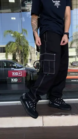 Calça cargo preta com linha branca 🦅 Enviamos para todo Brasil 🇧🇷  Fazemos entrega em todo Uberlândia  Av João naves de Ávila 13 Faça seu pedido no nosso site 🚀