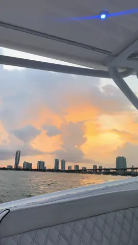 Miami sunsets with a surprise 😮 