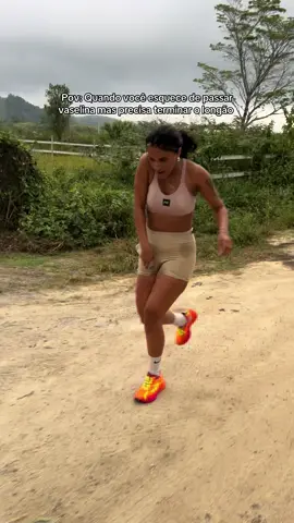 Durante o longão, minha coxa começou a assar por causa do atrito. Quem corre sabe como isso pode incomodar e até fazer a gente pensar em parar. Na hora, a solução foi improvisar: joguei água pra aliviar o calor e seguir em frente. Prevenção é tudo nessas horas: usar bermuda adequada, aplicar vaselina ou creme antiatrito antes de sair, e estar atento aos sinais do corpo. Mas nem sempre a gente lembra ou prevê tudo, né? O importante é respeitar seus limites e entender que todo treino ensina alguma coisa. . . . . . “Alguém avisa essas marcas que tô precisando ser embaixadora depois dessa situação aqui 😂  #protecaocontraatrito #duquedecaxias #corrida #runningmotivation #Running 
