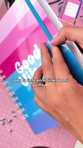 📒 Aprende a hacer tus agendas A5 o el tamaño que desees desde cero ✂️ con medidas exactas para que todo encaje perfecto. Sin errores, sin desperdicio 💡 . . . . #AgendaA5 #PapeleríaCreativa #EmprendeDesdeCasa #HechoAMano #CursoDePapelería #ManualidadesFaciles #EmprendimientoCreativo