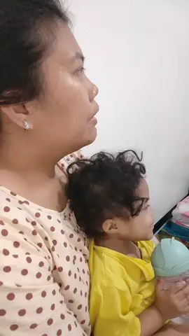 Gadis kecil mungilku ini akan bertumbuh dan nanti punya dunianya sendiri.. Saatnya sekarang menabung kenangan2 indah untuknya.. 💙 #slippingthroughmyfingers  #karaoke  #singing  #momanddaughter  #ibuanakdaster 