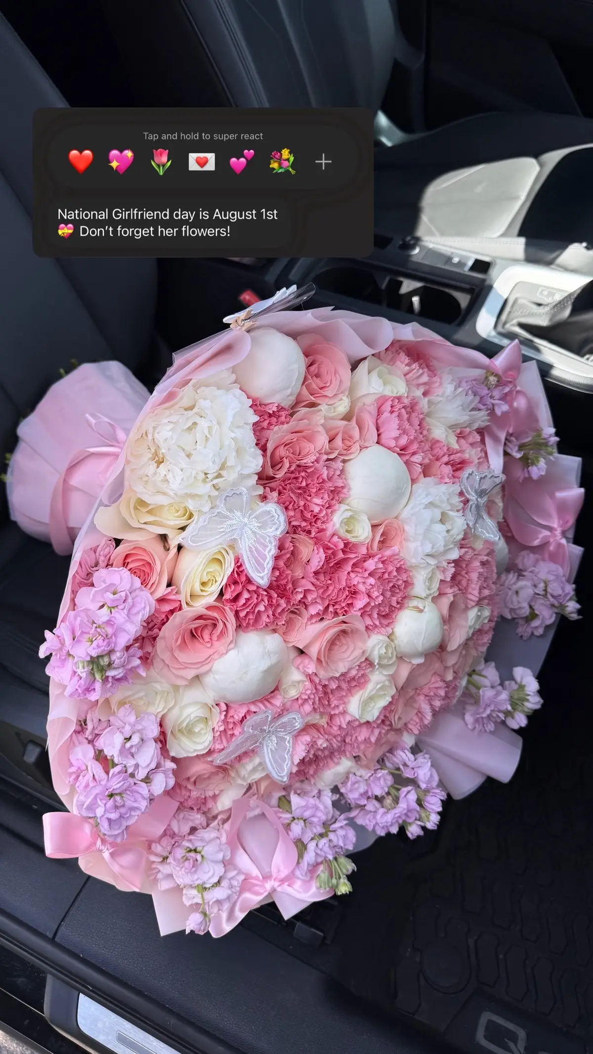 This is your reminder to order her a beautiful bouquet for National Gf Day 💝🎀🌸 #laflorist #ocflorist 