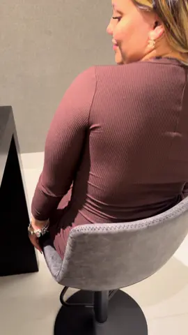 Antes era cadeira de barzinho agora é cadeira de couro viu na casa de Danny kkk