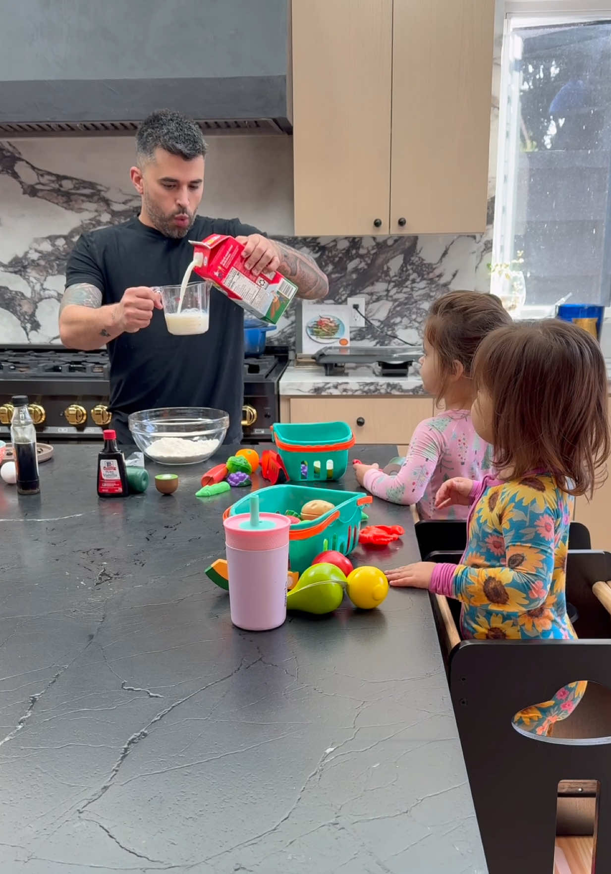Making pancakes with my girlies 🥹 #daddysgirl #fatheranddaughter #familytime 