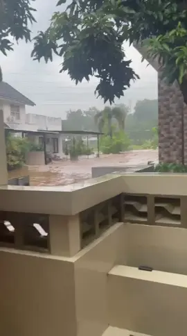 Banjir kawasan Ciputat, semoga yg disana baik-baik saja…