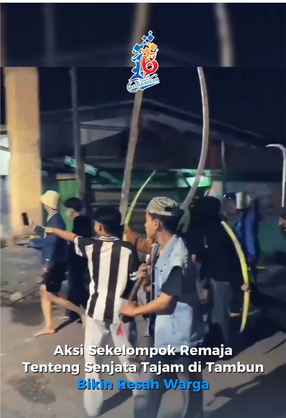 Aksi sekelompok remaja yang menenteng senjata tajam sambil berteriak di Jalan Raya Setiamekar Kecamatan Tambun Selatan, membuat warga sekitar resah. Aksi mereka terekam kamera warga dan viral di media sosial. Seorang warga Nurjaya (42), mengatakan aksi itu terjadi pada Sabtu (5/7). Aksi untuk tawuran itu kerap terjadi setiap akhir pekan. Terakhir, para remaja sempat menyerang warga yang nongkrong di depan rumah serta merusak fasilitas sekitar, termasuk bangunan ruko. Aksi yang meresahkan warga ini diharapkan cepat bisa ditindaklanjuti polisi.  Kapolsek Tambun Selatan, Kompol Wuryanti, menyebut kasus tersebut masih dalam penyelidikan. Polisi telah mengumpulkan keterangan dari warga dan berupaya mengidentifikasi para pelaku melalui video yang beredar. Baca selengkapnya di www.radarbekasi.id (link di bio) #harianradarbekasi #koranbekasi #beritabekasi #tawuran #meresahkan 