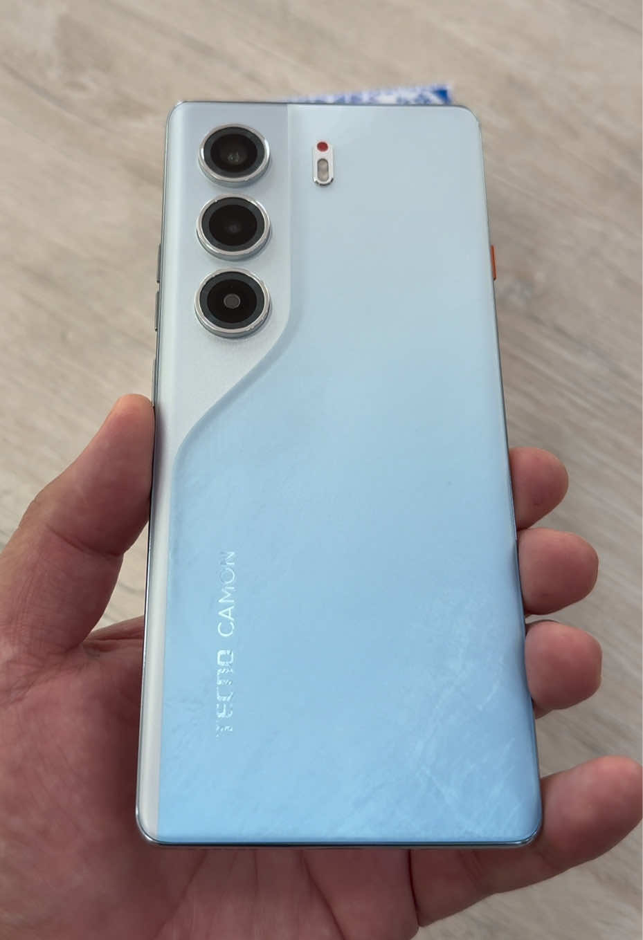 Tecno Camon 40 Pro 📲 El Tecno Camon 40 Pro cuenta con una pantalla AMOLED de 6.78 pulgadas y está potenciado por un procesador Helio G100 Ultimate de MediaTek con 8GB de RAM y 256GB de almacenamiento. Su cámara es dual con sensor principal de 50MP con OIS y se alimenta de una batería de 5.200 mAh de carga rápida, completando sus características con parlantes duales, lector de huellas y Android 15. #tecno #tecnocamon40pro #tecnomobile #lejotech 