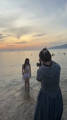 Mùa hè mà không làm 1 bộ ảnh với biển thì hơi phí mí chị uiii 😍 Dạo nì e săn bình mình vứi khách thành công lứm 😂😂 #chupanhtheoyeucau #makeupnhatrang #xuhuongmakeup2025 #makeupbyme #chuphinhgiare #xuhuongtiktok #trending #makeup #xuhuong #CapCut 