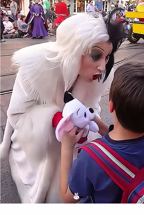 Unexpected moments at Disneyland 🤣😂#disney #disneyland #funny #funnyvideos #fyp #haha #usa #kid #baby #babylove 