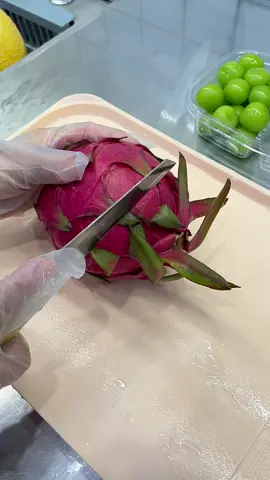 Dragon fruit :p #fruit #dragonfruit #fresh #fyp #cutting #healthy #yummyfood 