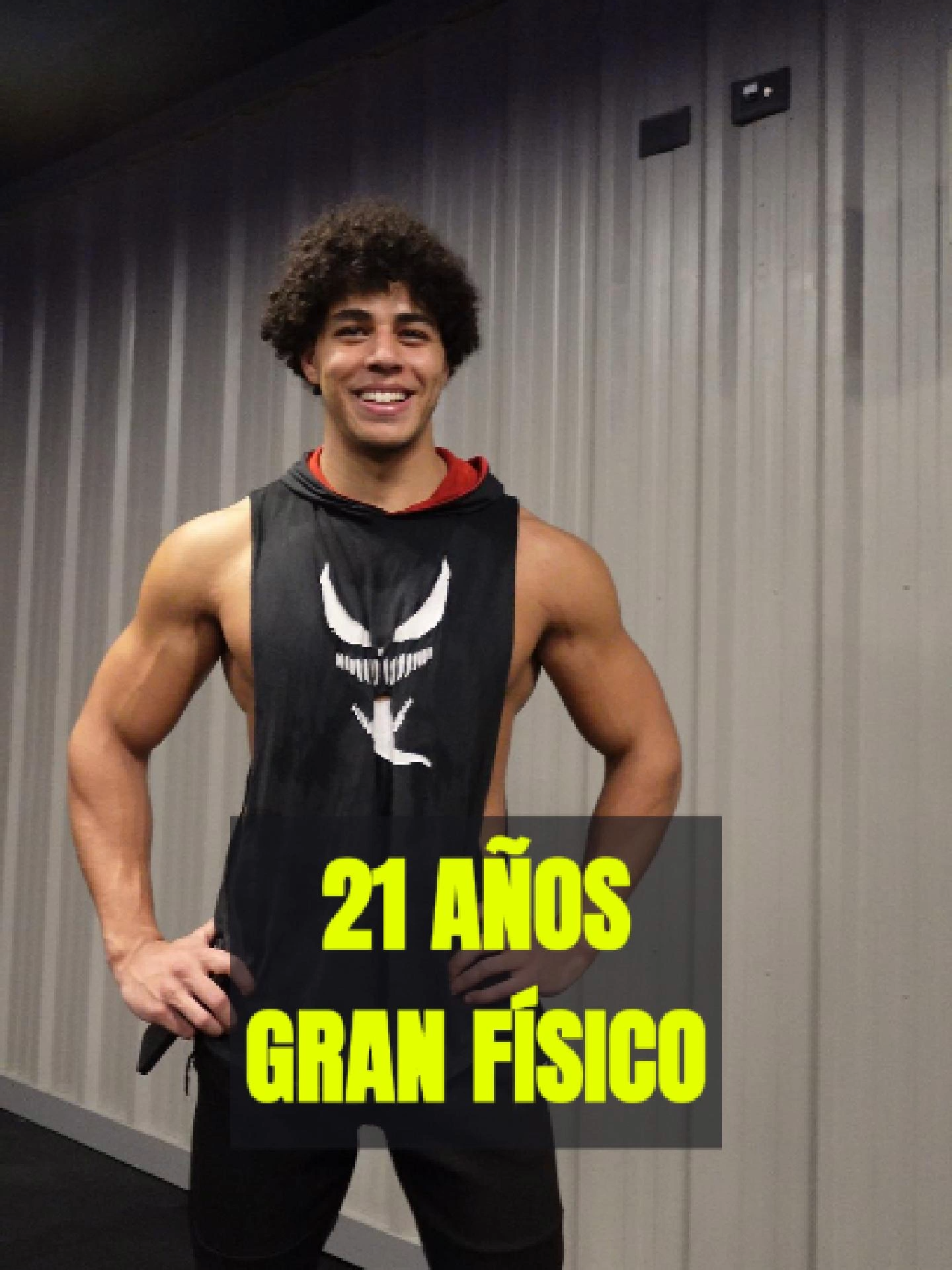Entrevista en la calle a chico fitness de 21 años, estudiante de odontología e influencer, preguntándole cómo entrena y cómo se alimenta. #CharlasFit #entrevista #entrenamientodefuerza #influencer #comidasaludable #granhermano #gh #influencer #gimnasio #Fitness