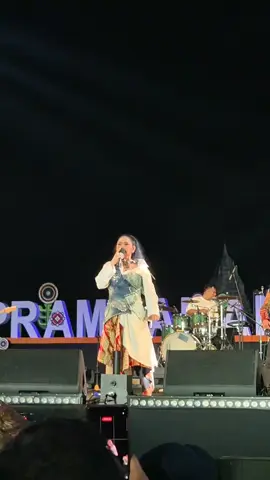 Best performancer for the 3rd Day Prambanan Jazz. You nailed it Mama Ina. For the first time nonton, langsung jatuh hati. The Best 🫶🏽 @Vina Panduwinata Management @Vina Panduwinata #prambananjazz2025 #vinapanduwinata #kumpulbocah 