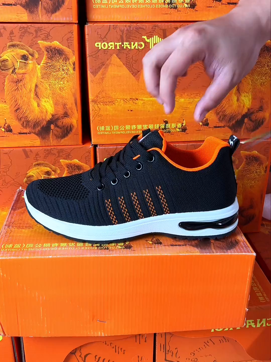 穿上这双软底软面的休闲板鞋，走路再也不怕累了#男鞋推荐