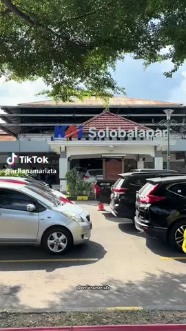 repost by @arfianamarizta  Rekomendasi Hotel Budget 200ribuan di Kota Solo 🏢 Kamar Double deluxe nya cozy banget pas buat family trip Solo. Dilengkapi dengan AC, Android TV, dan koneksi Wifi., serta Toiletries nya juga lengkap . Letaknya strategis banget, dekat dengan Istana Mangkunegaran. cuma hanya 3 menit ke Stasiun Balapan, dan 5 ment ke Pasar Gede atau PGS. kemana mana deket deh. @comfortcentresolo jad pilihan pas buat kamu yang mau hotel murah tapi nyaman. 👍🏻👍🏻👍🏻 Yuk, cobain staycation Hemat.