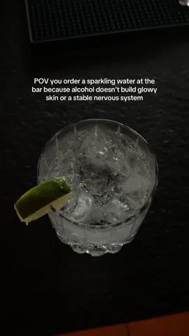 No shame in staying hydrated. 99% of the time it’s a sparkling water for me - and my hormones thank me for it. Alcohol doesn’t build glowy skin, balanced moods, or a stable nervous system. I choose drinks that support my energy, not drain it. A little lime, maybe some minerals, and suddenly that sparkling water hits different. We’re not here for the hangovers, the blood sugar crashes, or the next-day anxiety. We’re here for clear skin, better sleep, and a calm, resilient body. #healthyhacks #healthylifestyle #wellnesstips #hormonehealth #nontoxicliving #glowfromwithin #soberish