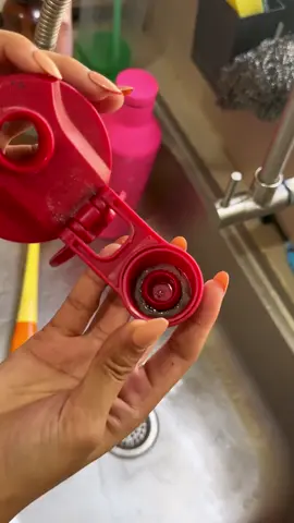 Maliit lang talaga ang problema, pero nakakainis. Sa kabutihang palad, mayroong multi-functional na bottle brush na ito #bottlebrush #5in1cleaningbrush #cleaningbrush #brush #fypシ゚viral #foryou 