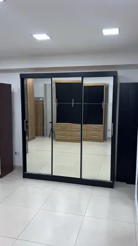🚪 Guarda-Roupa Casal Paris com espelho nas 3 portas de correr e 2 gavetas! Espaçoso, moderno e funcional pra deixar seu quarto muito mais elegante e organizado. Por apenas R$ 984,00! Link na bio e nos comentários! #GuardaRoupaCasal #Paris #PortaDeCorrer #Espelho #QuartoOrganizado 
