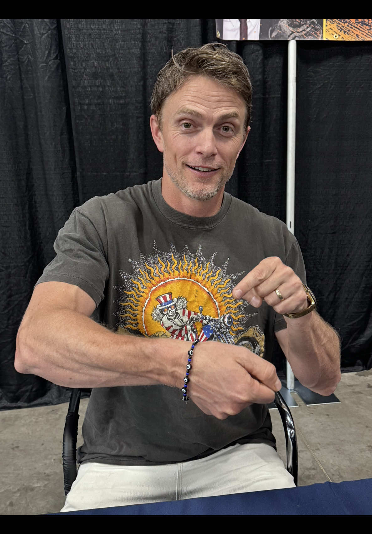 Ofc my friend and I were the last ones to see Wilson at the con! Also, enjoy some commentary from my friend! 😂 #wilsonbethel #wilsonbetheledit #bullseye #bullseyeedit #comic #comiccon #daredevil #daredevilbornagain #daredeviledit #daredevilbornagainedit #daredevilnetflix #washinton #washintonstate 