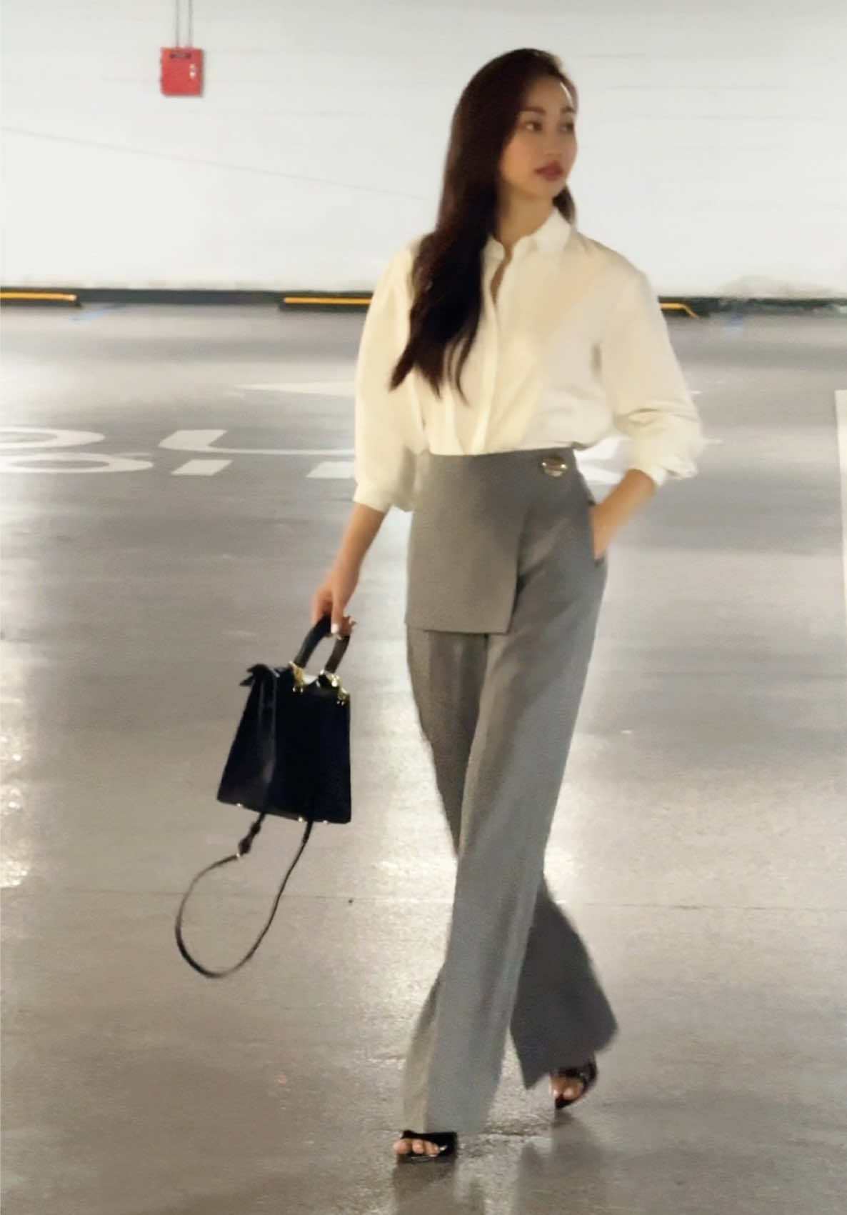Chất liệu nhẹ, phom dáng gọn gàng, sắc xám nhã nhặn kết hợp cùng sơ mi trắng basic, tạo nên vẻ đẹp của sự điềm tĩnh và tinh tế – như chính gu thẩm mỹ mà nàng theo đuổi #hagoo #elegantstyle #xuhuong #newcollection #officeoutfit #boss 