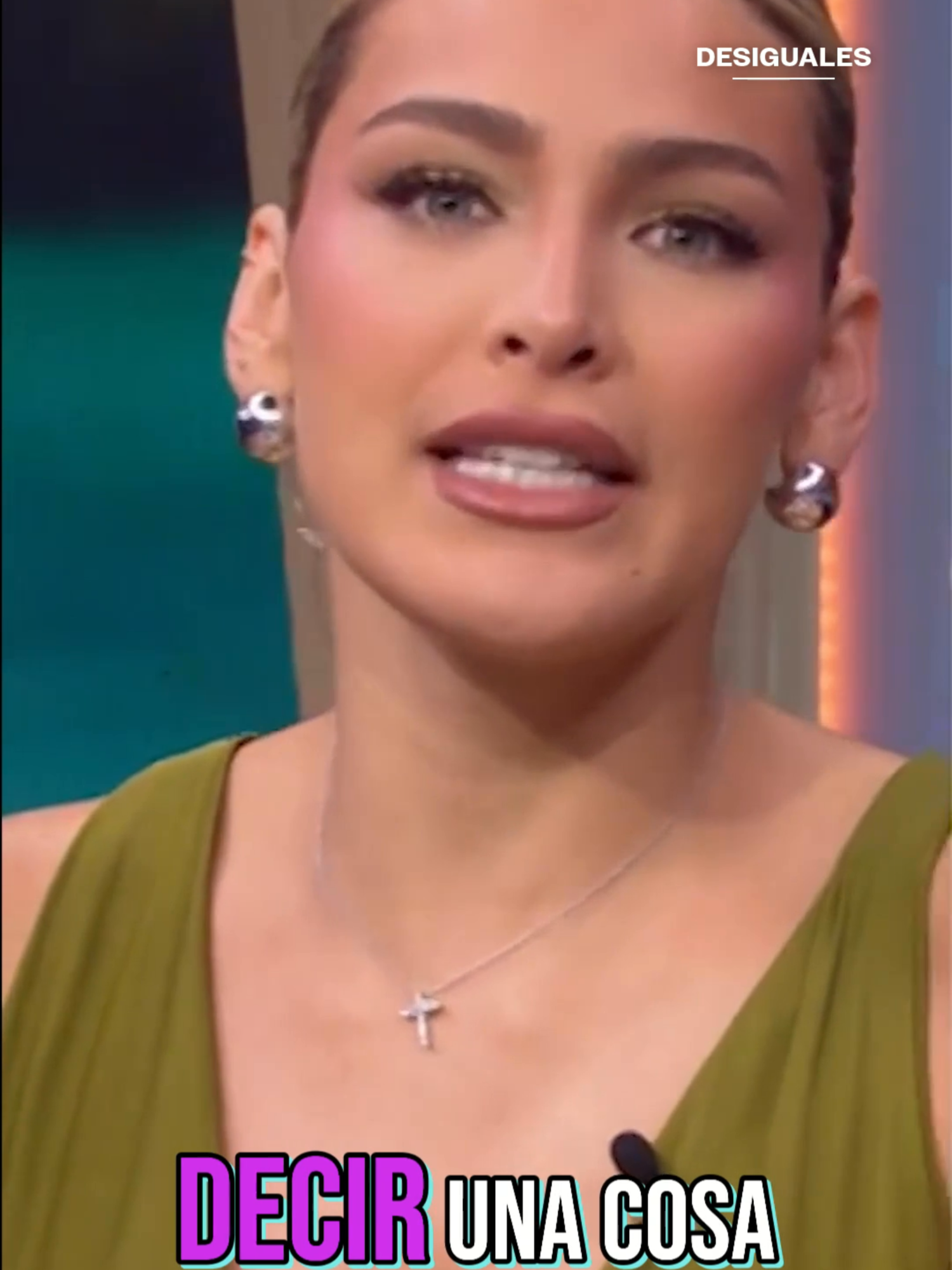 ¿Cuál es el tiempo perfecto para tener intimidad después del parto? 👀😳  ¡Intenso debate entre @dranancyalvarezoficial y @milynette!  No te pierdas @desiguales.tv de lunes a viernes 3P/2C por Univision. 📺✨ #DesigualesTV #Intimidad #Postparto #Mujeres #Clippeo