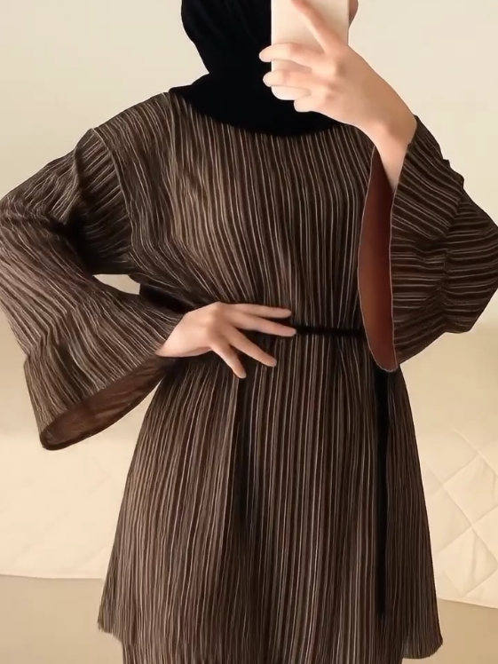 🌟 Veluna Luxury One Set 🌟 Tampil elegan dan nyaman setiap hari dengan setelan busui friendly ini! ✅ Motif salur kekinian ✅ Bahan adem dan jatuh, cocok untuk cuaca tropis ✅ Model kulot longgar, nyaman dipakai seharian ✅ All size & jumbo tersedia! #onesetwanita #setelanwanita #fyppppppppppppppppppppppp #fyp #bajukekinian 