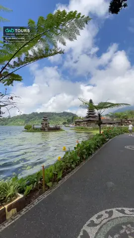 Morning serenity at Ulun Danu Beratan. Tenang, sakral, dan memukau. Ada yang Rindu Kesini gak sob? Minimal sekali kalau kalian Liburan ke Bali wajib Banget dateng ketempat yg satu ini yah. Nyesel gak sih kalau gak main kesini 😁 📌 Pura Ulun Danu Beratan, Bedugul #Dwbtours #Destinasiwisatabali #Explorebali #LiburanBali #PuraUlundanu #Ulundanuberatan #fypシ  