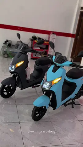 D65 warna black and blue nich🤪🤩🤙🏻 #fyp #bebaspolusi #xyzbca #uwinfly #ponorogo24jam #ramahlingkungan #uwinflyindonesia #sepedalistrikberbagi 