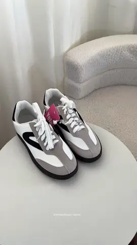 comfy sneakers ftw 🩶 #sneakers #shoes #unisexshoes #shoesforeveryday #unisexshoes #yotoshoes 