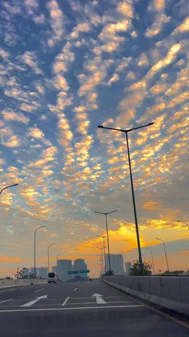 MasyaAllah view tol pik pagi hari 😍🥰😍 #sunrise #views #jalantol #pemandanganaesthetic #jakarta #pik #langit #langitaesthetic 