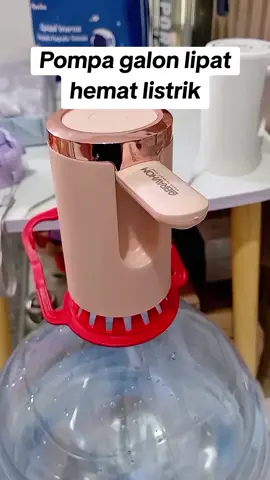 wah mantap sih pompa galon ini gak usah nunggu lama pas ngisi air #pompagalonlipat #pompagalonelektrik #pompagalonmurah @bravhom_ 