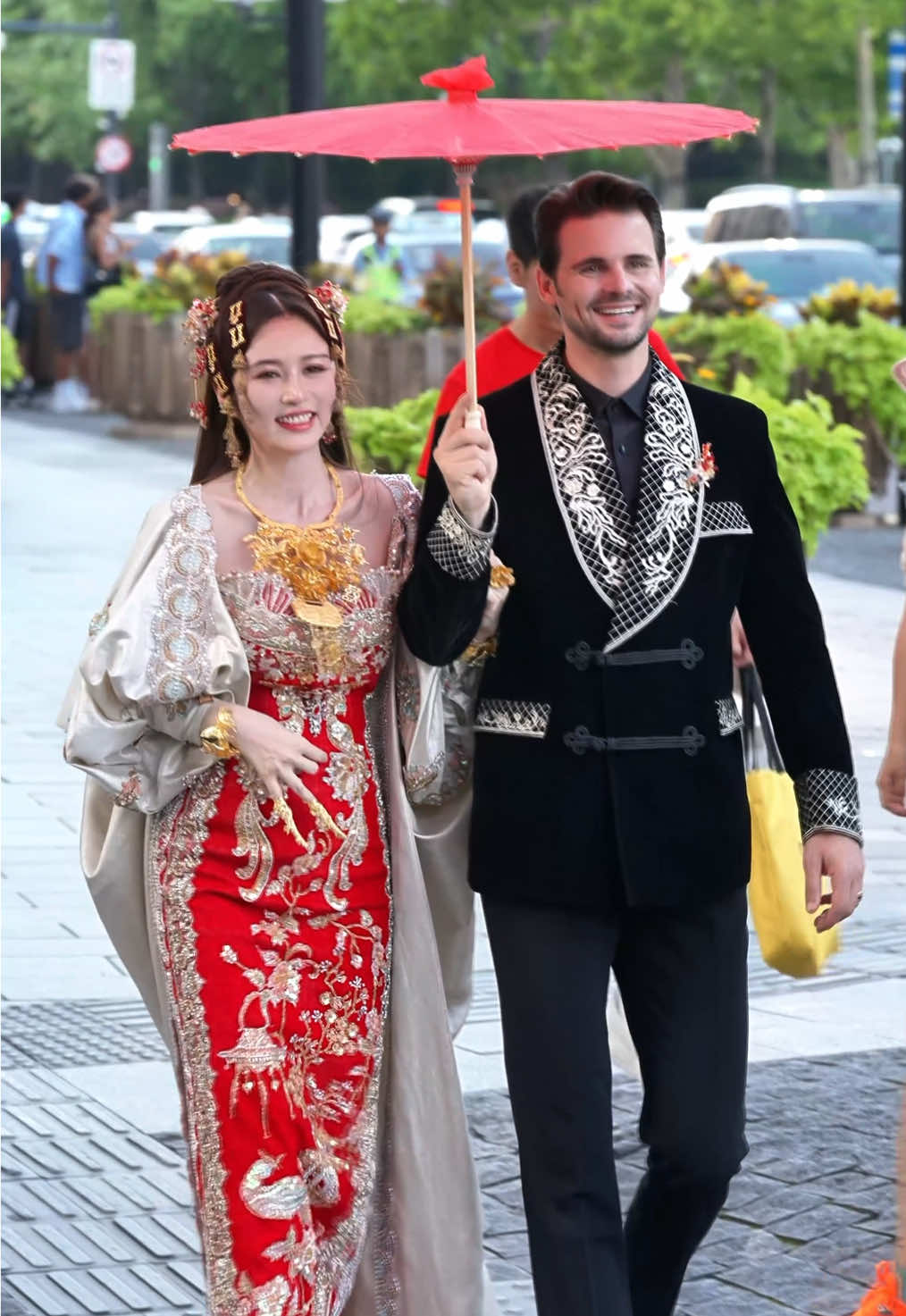It's 39 degrees in Shanghai. We are taking wedding photos! #princessying#kylie#adicosma #ygz 