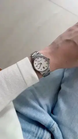 GD-2222-11 #คลาสสิค #หรู   ตัวเรือน สายแสตนเลสสีด้าน  ขนาด 32 มม. หน้าปัดสีขาวมุก