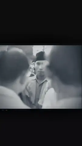 Tan Malaka memiliki peran penting dalam Rapat Raksasa di Lapangan Ikada pada tanggal 19 September 1945. Rapat ini diselenggarakan untuk menunjukkan kekuatan dan tekad rakyat Indonesia dalam mempertahankan kemerdekaan, serta mendukung pemerintahan baru Indonesia. Tan Malaka, meskipun tidak secara resmi menjadi pemimpin rapat, memiliki pengaruh besar dalam menggerakkan massa dan memastikan rapat tersebut berjalan sukses.  Berikut beberapa poin penting terkait peran Tan Malaka dalam Rapat Raksasa Ikada: Inisiator dan Penggerak Massa: Tan Malaka, bersama dengan tokoh pemuda lainnya, berperan dalam mengorganisir dan menggerakkan massa untuk hadir dalam rapat.  Pesan kepada Sekutu: Rapat ini juga menjadi pesan kepada Sekutu yang baru saja mendarat di Jakarta untuk melucuti Jepang, bahwa rakyat Indonesia siap mempertahankan kemerdekaannya.  Membuktikan Kedaulatan: Rapat Ikada menjadi bukti nyata bahwa Indonesia memiliki kedaulatan dan dukungan rakyat yang kuat untuk pemerintahan yang baru terbentuk.  Dukungan Terhadap Pemimpin Bangsa: Rapat ini juga menegaskan dukungan rakyat terhadap kepemimpinan Soekarno-Hatta.  Visualisasi Kekuatan: Rapat Ikada menjadi unjuk kekuatan pertama bagi bangsa Indonesia untuk menunjukkan kepada dunia bahwa mereka telah merdeka dan siap mempertahankan kemerdekaannya.  Meskipun sejarah cenderung lebih menyoroti peran tokoh-tokoh seperti Soekarno dan Hatta, peran Tan Malaka dalam Rapat Raksasa Ikada sangat penting dalam menegaskan kemerdekaan Indonesia. Beberapa sumber mengatakan bahwa nama Tan Malaka sebagai penggagas rapat baru terungkap setelah era reformasi. #fypシ゚viral #soekarno #tanmalaka #fypageシ #fyppppppppppppppppppppppp #xyzbca #masukberandatiktok 