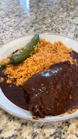 Arroz rojo #arrozrojo #arrozconmole #recetasfacil #recetasmexicanas Ingredientes: 1 taza de arroz 2 tazas de agua (yo use 2 tazas de caldo de pollo) 1/2 lata de puré de tomate 1 cucharada de pasta de pollo Aceite de aguacate Después que el arroz está bien dorado, agregar el agua y el puré de tomate y a fuego muy bajito dejamos cocinar.