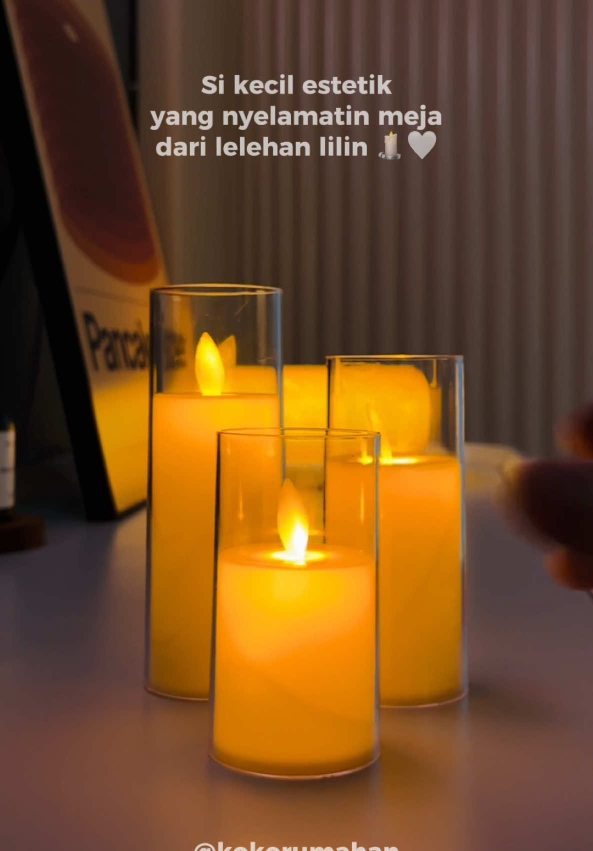 Buat yang suka suasana rumah cozy tapi nggak mau ribet sama lilin yang meleleh… ini si kecil estetik yang wajib kamu punya! 🕯️✨ Nggak takut tumpah, nggak takut lupa matiin, tapi tetep bikin mood rumah naik level. #homeaesthetic #dekorasirumah #cozyvibes #rumahestetik #tiktokfinds #kokorumahan 