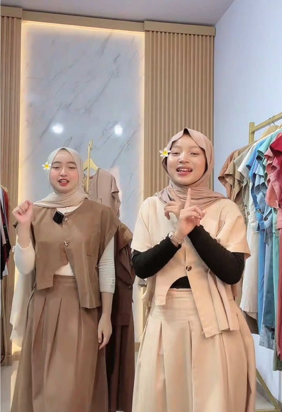 Live kali ini beda! Host-nya bisa sambil ajak main balita, Gemas maksimal 😍 Yuk nonton sekarang! #newarrival #onesetcollection #outfit #fyp #newlaunch #trend #OOTD #outfitideas #outfitinspo #cinesia #live #hostlive 