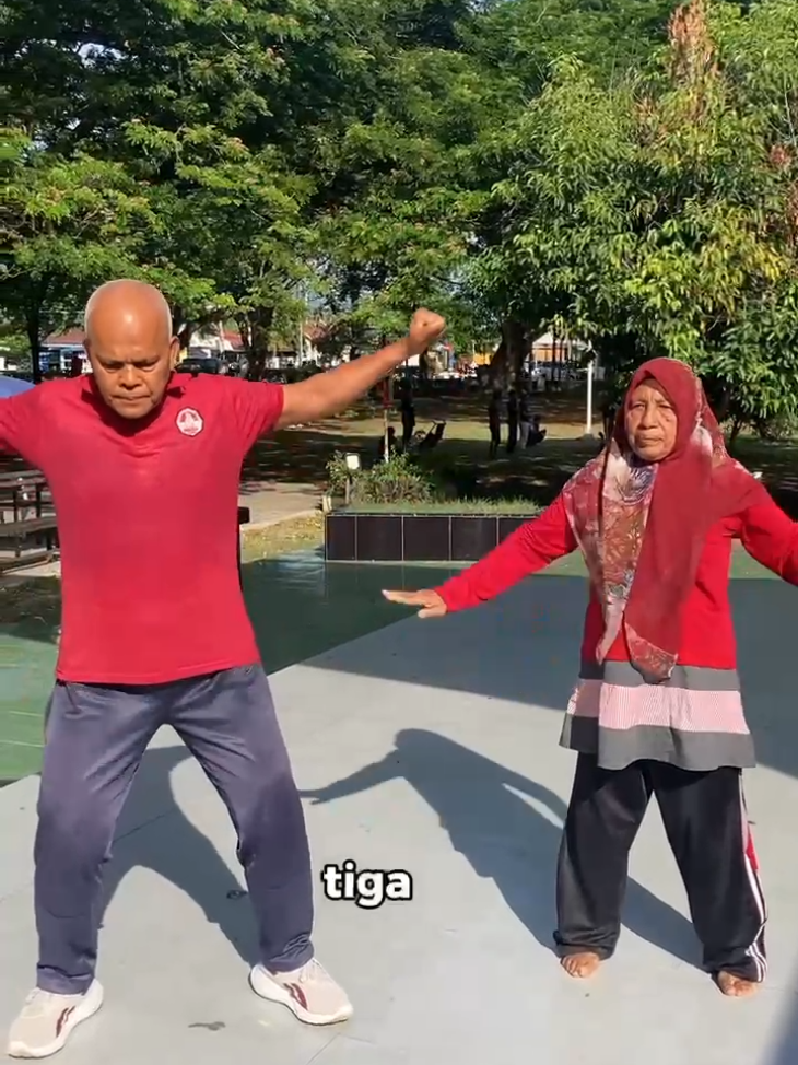 Yang mau sehat ayo ikuti 12 gerakan senam jara. Senam ini untuk kesehatan jiwa dan raga. Kombinasi antara fisik dan pernafasan, setiap gerakan mempunya manfaat tersendiri untuk penyembuhan penyakit dalam tubuh.  Yang mau merasakan manfaatnya, bisa datang setiap pagi ke blang padang .. #senamjara #hidupsehat #viral #aceh #waspadaaceh #fyp #fypシ #viralvideo #fypシ゚viral🖤tiktok 