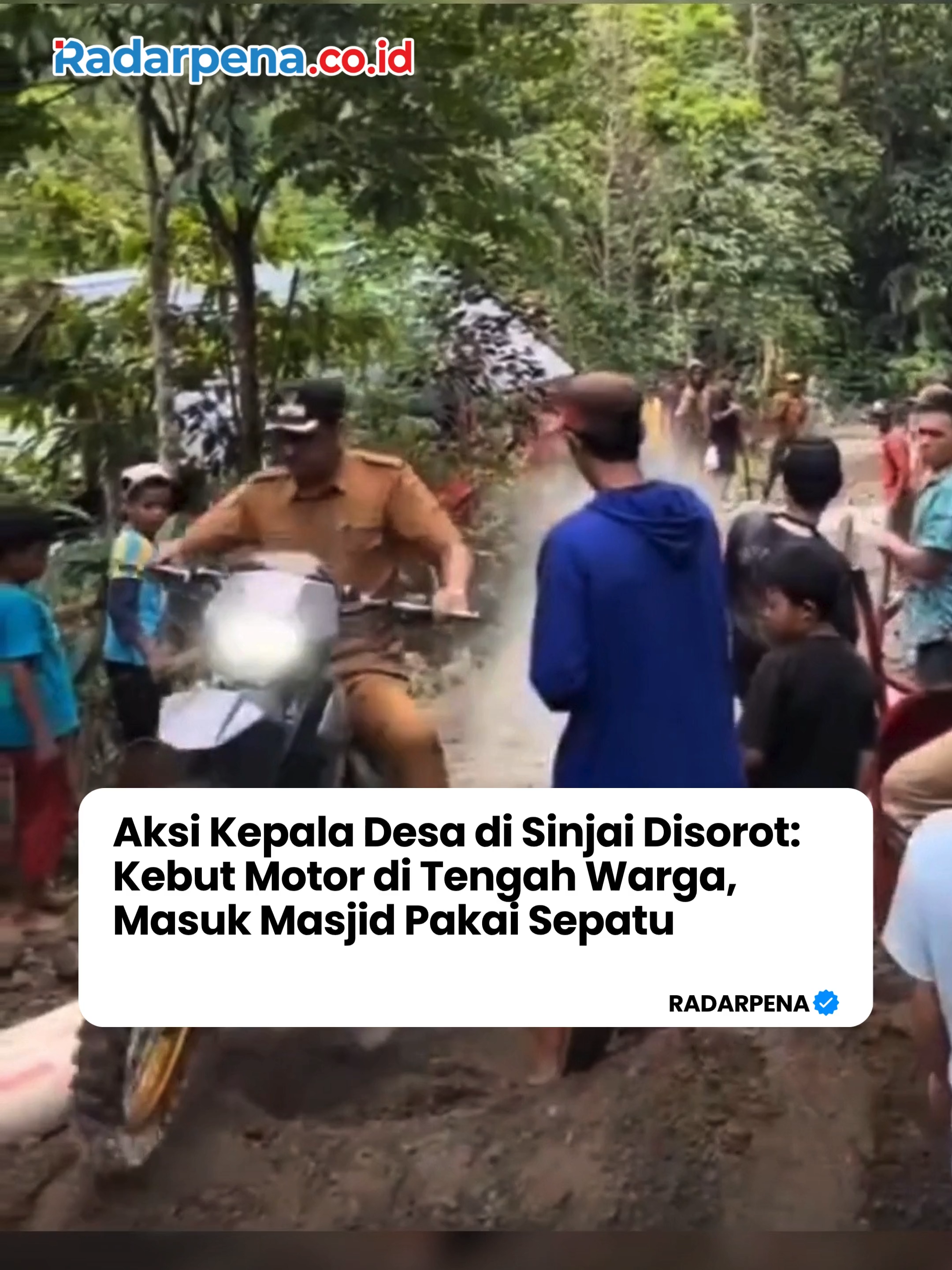 Aksi seorang kepala desa (kades) di Kabupaten Sinjai, Sulawesi Selatan, menjadi sorotan publik setelah terekam kamera menerobos kerumunan warga yang sedang bergotong royong dengan mengendarai motor trail. Video yang beredar di media sosial memperlihatkan sang kades memacu motor trailnya melewati jalan sempit yang sedang dipenuhi warga yang bekerja bakti. Aksi tersebut sontak menuai kritik karena dianggap membahayakan keselamatan dan menunjukkan sikap arogan. Tak berhenti di situ, dalam video lanjutan, sang kades juga terlihat masuk ke dalam masjid tanpa melepaskan sepatu, yang dinilai melanggar norma dan adab tempat ibadah. --- #Radarpena #Radarpenanews #KadesSinjai #ViralSulsel #PemimpinDaerah #EtikaPemimpin #AdabDiMasjid #GotongRoyong #BeritaViral #KadesKontroversi #MotorTrail #SinjaiUpdate #EtikaPublik #VideoViralIndonesia