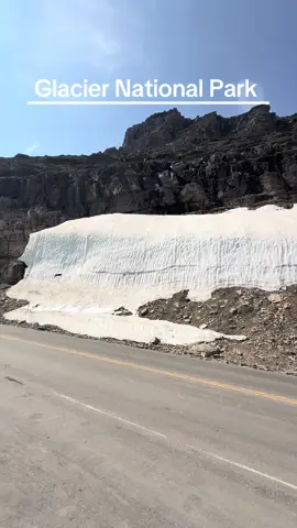 Você colocaria na sua lista? No Glacier National Park, em Montana (EUA), ainda é possível ver geleiras (glaciares) — apesar de estarem diminuindo rapidamente com o aquecimento global. #amazing #glaciernationalpark #snow 
