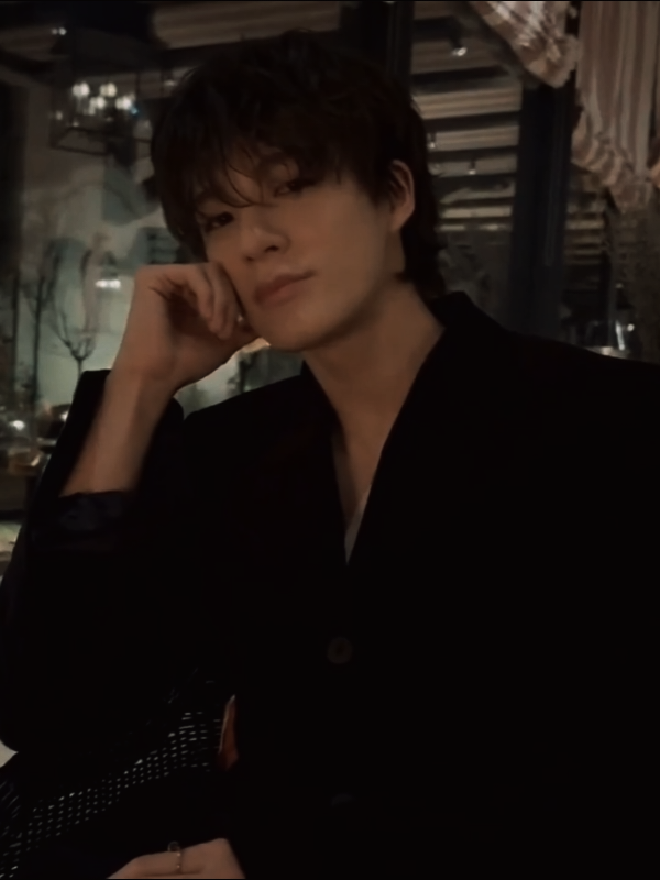 Pov: Hubungan kami baik-baik saja. Setidaknya… itu yang aku pikirkan. Jeno bukan tipe yang romantis berlebihan, tapi dia perhatian, hangat. Selalu punya cara sederhana buat bikin aku tersenyum. Kadang lewat pesan, kadang peluk diam-diam dari belakang waktu aku lagi ngambek. Dan aku percaya… dia milikku. Sampai hari itu datang. Hari yang nggak pernah aku pikir akan mengubah segalanya Naomi. Nama itu pernah diceritakan Jeno di awal kami pacaran. Mantan pacarnya waktu SMA, lalu pindah ke Amerika setelah mereka putus. Katanya hubungan mereka berakhir baik-baik, tanpa drama. Dan aku percaya. Karena Jeno bilang, “Sekarang aku cuma punya kamu, Y/N.” Tapi manusia punya cara sendiri untuk mengingkari kalimatnya sendiri. Naomi pulang ke Indonesia. Jeno bertemu dengannya. Tanpa bilang apa-apa padaku. Dan sejak itu... dia mulai berubah. Dia mulai lebih sering main HP tapi cepat-cepat dikunci saat aku mendekat. Mulai membalas chatku dengan singkat. Mulai lupa bilang “sayang”. Dan pelan-pelan, kami seperti dua orang asing yang pura-pura masih sama. Aku berusaha sabar. Aku pikir mungkin Jeno lagi stres. Tapi lama-lama… hatiku lelah menebak-nebak. Sampai akhirnya aku bertanya, “Jen, kamu kenapa sih akhir-akhir ini?” “Berubah banget…” Dia diam. Lalu mengangkat bahu. “Perasaan lo aja kali.” Aku terdiam. Lo? Selama pacaran, Jeno nggak pernah manggil aku “lo”. Kami selalu “aku-kamu”. Bahkan saat dia sedang marah sekalipun, dia tetap memanggilku “sayang”. Tapi kali ini… nada bicaranya tajam. Dingin. Dan asing. “Oh… yaudah,” kataku pelan. Aku pura-pura biasa. Tapi sejak malam itu, aku menangis dalam diam. Dan mulai merasa ada sesuatu yang besar… yang sedang Jeno sembunyikan dariku. Beberapa hari kemudian… Aku memutuskan pergi keluar sebentar sendiri. Pura-pura healing, padahal cuma mau merasa tenang meski sebentar. Tapi langkahku terhenti di depan sebuah kafe. Langkah… dan hatiku juga. Di dalam, lewat jendela kaca, aku melihatnya. Jeno. Memeluk seorang perempuan. Hangat, erat, lama. Dengan kepala yang bersandar di bahu si perempuan. Seolah tak ingin dilepaskan. Itu bukan pelukan basa-basi. Itu… kenyamanan. Itu… kerinduan yang akhirnya bertemu. Aku tahu siapa dia. Wajahnya pernah kulihat di galeri ponsel Jeno, jauh sebelum aku berani bertanya. Naomi. Dan detik itu juga, aku tahu… Aku sedang kalah. Air mataku turun tanpa peringatan. Dingin. Diam-diam. Seperti hubungan kami yang perlahan membeku, tanpa sempat kutanyai, kenapa? Aku berbalik, melangkah cepat. Tak ingin dia melihatku hancur. Aku tak tahu harus marah, kecewa, atau… menyesal karena terlalu percaya. Yang jelas, aku pergi. Dengan satu kalimat yang menggantung di dada “Kalau kamu masih ada dia… kenapa kamu bawa aku sejauh ini?” #jeno #nct #edit #fyp #foryou #viral #fypp 