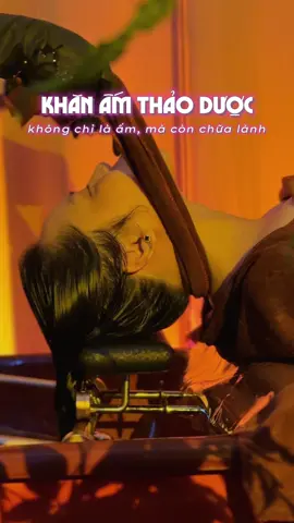 Ngâm tóc bằng thảo dược giúp: ✨ Làm sạch da đầu – giảm gàu, ngứa ✨ Nuôi dưỡng tóc chắc khỏe từ gốc ✨ Thư giãn sâu, giảm stress, ngủ ngon hơn ✨ Mùi thơm tự nhiên từ các loại lá thuốc như sả, bồ kết, hương nhu… 💆‍♀️ Kết hợp với gội đầu dưỡng sinh sẽ cho cảm giác cực kỳ dễ chịu, nhẹ đầu và thư giãn toàn thân. 📍 Queen Spa cơ sở 15 – 297 đường số 7, P. Bình Trị Đông B, Q. Bình Tân#ChămSócBảnThân #queen15 #QueenSpa #gọidauduongsinh #QueenPearl_Luxury_Spa #xuhuongtiktok #suackhoe 