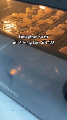 CHIÊN PHỒNG TÔM GIÒN RỤM ĐÚNG 2 PHÚT - 1 CHẠM LÀ XONG CẢ MẺ LỚN ✨ Dành cho hội mê phồng tôm nhưng sợ dầu mỡ văng tung tóe như mình đây. Giờ không cần đứng canh dầu nóng, không lo dầu bắn, chỉ việc bỏ vào nồi chiên hấp Olivo SF1600 rồi tận hưởng thành quả thôi. Đổ phồng tôm ra tô lớn, thêm chút xíu xiu dầu ăn rồi đảo đều. Xếp phồng tôm ra khay, đặt vào nồi, set 200 độ 2 phút. 2 PHÚT SAU THƯỞNG THỨC THÔI: ✅ Phồng tôm nở đều, giòn rụm ✅ Ăn tẹt ga mà không lo ngấy ✅ 1 chạm là xong, chẳng cần lật hay canh chừng Nhanh tay thử ngay, chiên phồng tôm kiểu này đúng là chân ái. Ai có nồi chiên hấp test liền đi nè, đảm bảo mê chữ ê kéo dài. #noichienhoinuoc #noichienhapdanang #olivosf1600