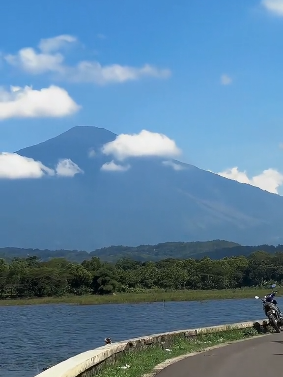 Ga cuma di Kuningan. Cirebon juga punya views gunung Ciremai yang indah. #cirebon #timur #cirtim #jalan #fyp #sedong #setu #gunung #ciremai