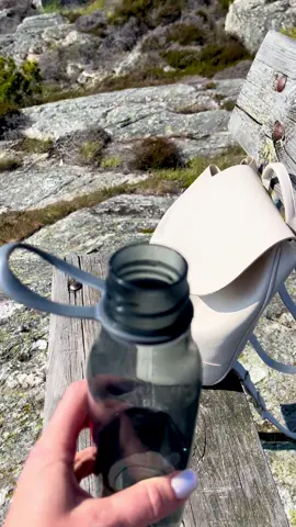 🎥 Про меркантильність і справжнє багатство Знаєте, що таке меркантильність? Це коли людину цікавлять лише вигоди. Гроші, речі, користь. Не любов, не тепло, не краса стосунків — а що вона з тебе матиме. Так от… це бідність. Не матеріальна — духовна. Бо справжнє багатство — це вміння жити. Вміння тішитись тим, що маєш. 🌞 Бачити прекрасне у буденному — у сонячному промені, в усмішці дитини, в ароматі чаю, у листочку, що впав до ніг. А не лише в новому айфоні, хоча він теж нічого 😏📱 Це і є достаток. Коли тобі достатньо, коли серце не жадібне, а вдячне — тоді Господь дає ще більше. Бо ти вмієш побачити красу — і значить, не загубиш її. #ДостатокВСерці #НеМеркантильність #ЦінуйПросте #ЖивиЗВдячністю #ДиректоркаРозговорилась 