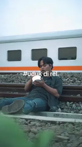 Laki-laki yang terlihat jarang online dan kerap ceklis satu, bisa dipastikan dia layak untuk dipanggil Punk. 🎶 Chrisye - Untukku #morningpersonmakanuduk #udukbersamamu 