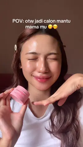 Skin so dewy, even the clouds jealous @Glad2Glow.my #g2g #glad2glow #moisturizer 