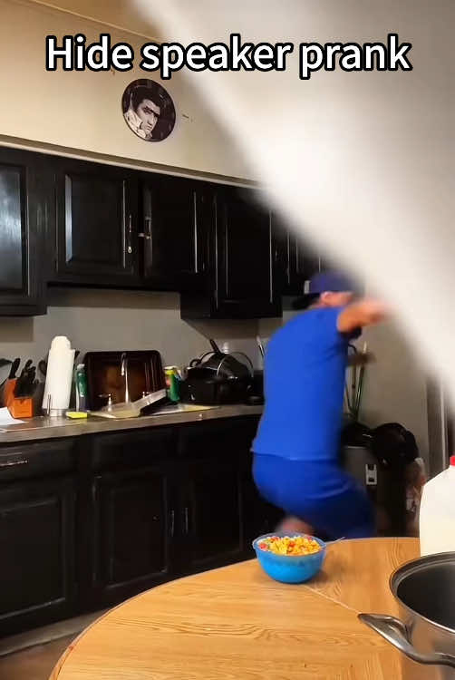 Hide speaker prank!🤣🤣#funny #prank #fouyou #interesting #fyp #fall #fail #happy 